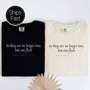 Matthäus 19: 6 Hochzeitsgeschenk für sie und ihn christliches T-Shirt Benutzerdefinierte Bibel Vers One Flesh Personalisierte Paare Geschenkidee