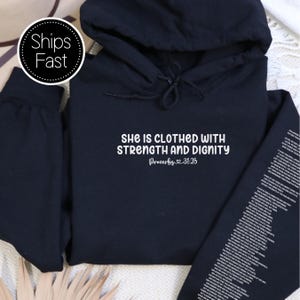 Spreuken 31:25 moeders cadeau christelijke hoodie aangepaste bijbelvers mouw gekleed met kracht en waardigheid gepersonaliseerde moeder cadeau-idee
