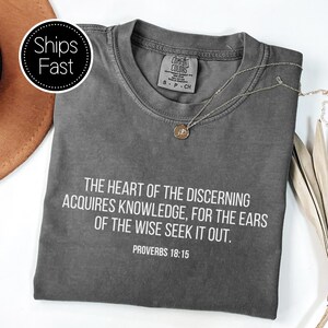 Sprüche 18:15 Christliches T-Shirt Bibel-Vers sucht Wissen Komfort Colors® Faith Tee