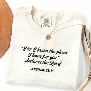 退職祝いに贈るクリスチャンTシャツ エレミヤ書29章11節 希望と未来を与える計画 Comfort Colors® パーソナライズギフトアイデア