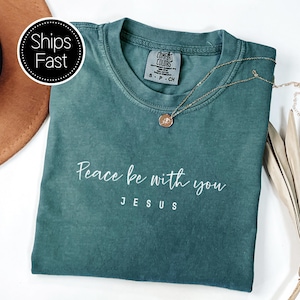 Juan 20:21 Jesús, regalo para ella o para él, camiseta cristiana personalizada con versículo bíblico "La paz sea contigo", Comfort Colors®, idea de regalo personalizada