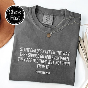 Gepersonaliseerd T-shirt met christelijke thema's en kleuren, gebaseerd op de Bijbeltekst Spreuken 22:6: Voed een kind op.