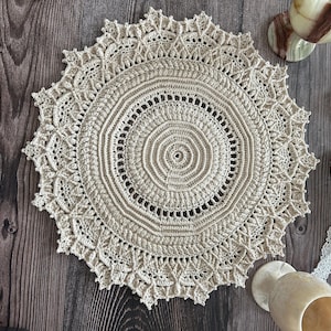 Tapete de crochet con encaje: regalo hecho a mano, decoración vintage para el hogar y la mesa