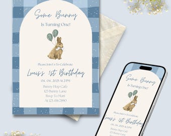 Puede incluir: Una invitación de cumpleaños a cuadros azul claro y blanco con el texto "Some Bunny Is Turning One!" y "Louis's 1st Birthday". La invitación presenta una ilustración de un conejito con globos. Un smartphone muestra el mismo diseño.