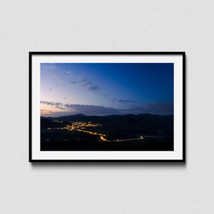 Stampa di un paesaggio serale tranquillo, arte di un cielo notturno sereno, fotografia di una vista sulle montagne rilassante, stampa fotografica rilassante, arte murale suggestiva, poster accogliente