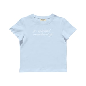 Cigarros e café Baby Tee | Estética Baby Tee, Graphic Baby Tee, Coquette Baby Tee, Camiseta de mulher fofa, Love Letter Design Baby Tee