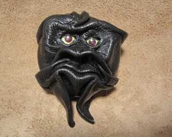 Grichel leather magnet - black with green and yellow nova eyes