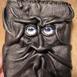 Cartera de cuero de tres pliegues Grichels - negra con ojos de acuarela azules