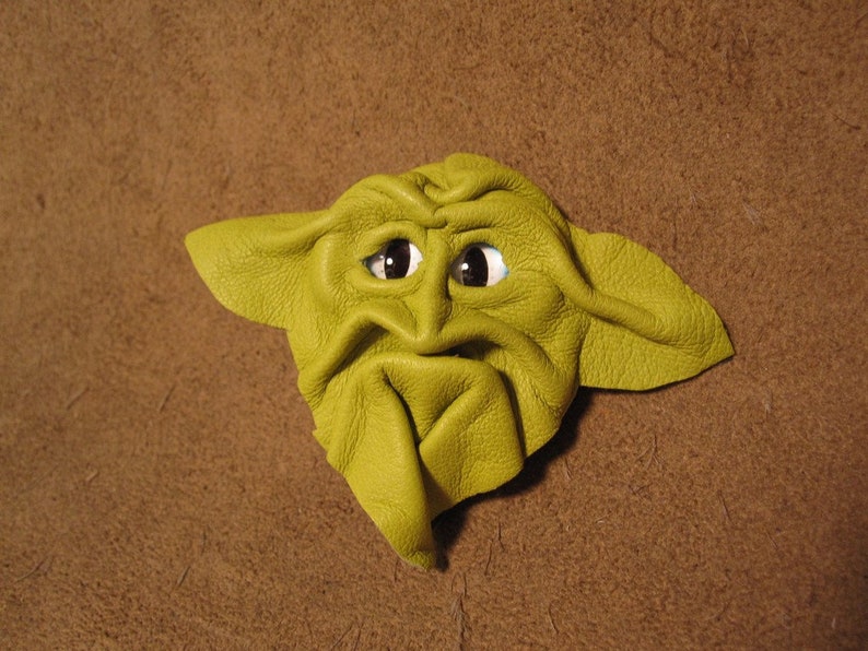 lemon lime with white and blue large slit pupil eyes Grichels leather pintie tackbrooch