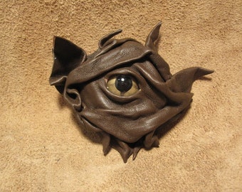 Grichel leather magnet - chocolate brown with green eye