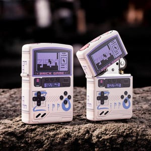 Gamer’s Edition Feuerzeug I Zippo Ziegel Design Konsole I Winddicht & nachfüllbar I Limitierte Sammler Edition I Geschenk für Ihn