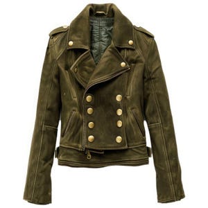 Könnte beinhalten: Olivgrüne Wildlederjacke mit doppelreihigem Design. Sie hat goldfarbene Knöpfe, einen Reverskragen und einen Reißverschluss. Enthält zwei Vordertaschen und Schulterklappen. Ein stilvolles Oberbekleidungsstück.