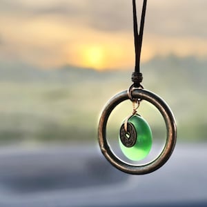 Akcesoria samochodowe Koło Fortuny - Podwójny amulet w kształcie pączka ze szczęśliwą monetą - Łapacz słońca ze szkła morskiego - Energia ochronna - Zawieszka samochodowa - Smok i szczęście