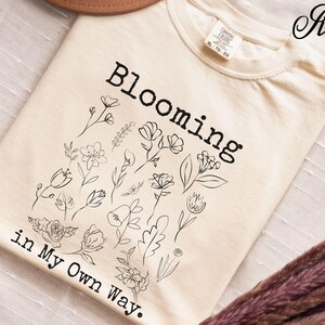 Chemise couleur confort inspirante Chemise fleurs sauvages Citation positive minimaliste Chemise Cadeau Aimez-vous vous-même Cadeau T-shirt graphique botanique bohème