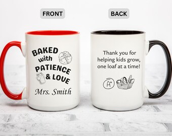 Op de afbeelding: Witte keramische mok met rode handgreep en rand, met de tekst "Baked with Patience & Love" en "Mrs. Smith" op de voorkant. De achterkant van de mok zegt "Thank you for helping kids grow, one loaf at a time!"