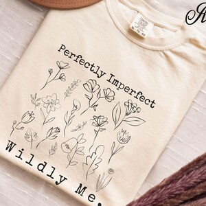 Chemise couleur confort inspirante Chemise fleurs sauvages Citation positive minimaliste Chemise Cadeau Aimez-vous vous-même Cadeau T-shirt graphique botanique bohème