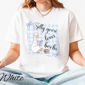 Personnalisez la chemise Silly Goose Loves Book Shirt drôle d'équipe de lecteurs livresques mignons, cadeau drôle pour amateur de livres, t-shirt littéraire pour professeurs et lecteurs