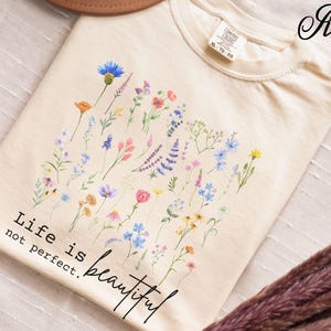 Chemise couleur confort inspirante Chemise fleurs sauvages Citation positive minimaliste Chemise Cadeau Aimez-vous vous-même Cadeau T-shirt graphique botanique bohème