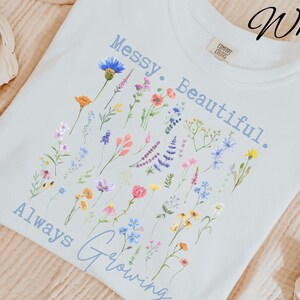 Chemise couleur confort inspirante Chemise fleurs sauvages Citation positive minimaliste Chemise Cadeau Aimez-vous vous-même Cadeau T-shirt graphique botanique bohème