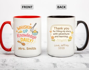 Op de afbeelding: Witte keramische mok met een rode handgreep en binnenkant. De voorkant heeft de tekst "Whisking Up Knowledge Daily!" met illustraties. De achterkant zegt "Thank you for filling my story with adventure and learning."