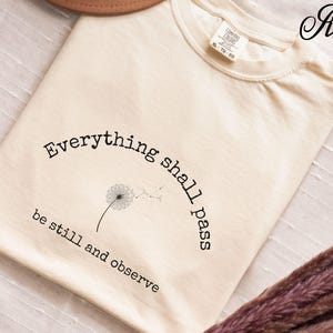 Chemise couleur confort inspirante Chemise fleurs sauvages Chemise citation positive minimaliste Cadeau Aimez-vous vous-même Cadeau Tee pissenlit Chemise bohème fleur