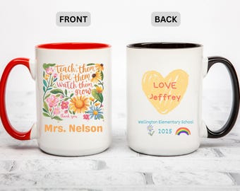 Op de afbeelding: Witte keramische mok met een rode handgreep en rand, met bloemmotieven en de tekst "teach them, love them, watch them grow" en "Mrs. Nelson" op de voorkant. De achterkant heeft een gele hart met "LOVE Jeffrey".