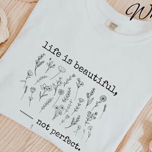 Chemise couleur confort inspirante Chemise fleurs sauvages Citation positive minimaliste Chemise Cadeau Aimez-vous vous-même Cadeau T-shirt graphique botanique bohème