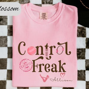 Camiseta de entrenamiento de pilates, con letras rosas, ideal para amantes del pilates, ideal para un estudio de pilates, ideal para un estudio boutique, ideal para un gimnasio o para un entrenador de fitness.