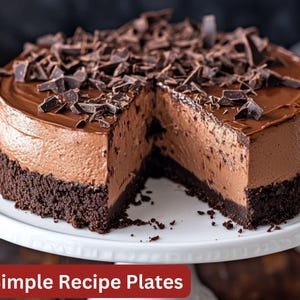 Peut inclure: Un g&acirc;teau au fromage au chocolat avec un gla&ccedil;age au chocolat et des copeaux de chocolat. Le g&acirc;teau au fromage est sur un support &agrave; g&acirc;teau blanc.