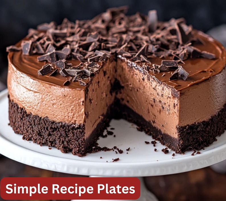 Peut inclure: Un g&acirc;teau au fromage au chocolat avec un gla&ccedil;age au chocolat et des copeaux de chocolat. Le g&acirc;teau au fromage est sur un support &agrave; g&acirc;teau blanc.