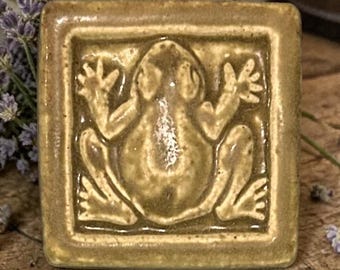 Azulejo artístico vintage de 1997 con diseño de rana silbadora / "Rana toro" de Rick Pruckler / Cerámica artística de Michigan / Porcelana de alto relieve