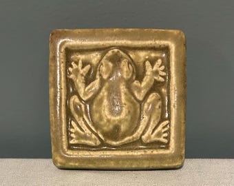 Vintage kunsttegel fluitende kikker uit 1997 | "Bullfrog" van Rick Pruckler | Michigan Art Pottery | Hoog reliëfporselein