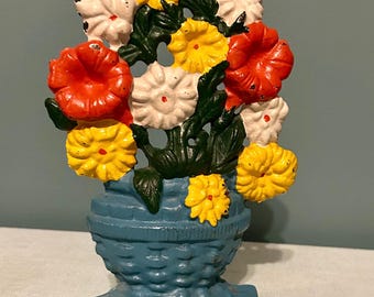 Batente de porta vintage em ferro fundido com cesta de flores | Estilo Hubley | Cesta azul pintada à mão com buquê floral | Batente de porta robusto de 23 cm em estilo cottagecore