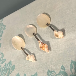 Set of 3 Vintage Mother of Pearl Caviar Spoons | Whelk Shell Handles | Iridescent Shell Serving Set | Coastal Dining Decor