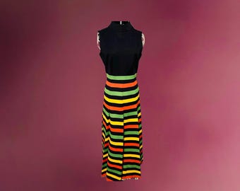 Vestido largo de punto vintage de los años 70 en Butte / Vestido moderno sin mangas con cuello alto y rayas arcoíris / Falda acampanada con rayas en color primario azul marino / Talla S
