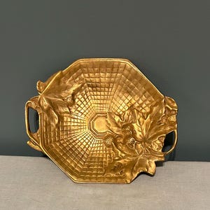 Antieke Franse art nouveau messing vide-poche | Achthoekig spinnenwebbakje | Hoogreliëf decor eikenblad en eikel | Circa 1910