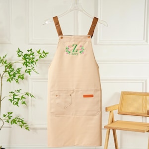Personalized Embroidered Apron for Women – Custom Floral Kitchen Apron, Handmade Cooking Gift, Hostess Gift Idea, Mother&#39;s Day Present