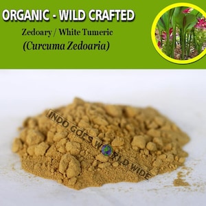 Puede incluir: Primer plano de un montón de polvo de zedoaria/cúrcuma blanca, también conocida como Curcuma zedoaria. El polvo es orgánico y de cultivo silvestre. La imagen incluye el texto "INDO GOES WORLD WIDE".