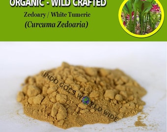 Può includere: Primo piano di un mucchio di polvere di zedoaria/curcuma bianca, nota anche come Curcuma zedoaria. La polvere è biologica e selvatica. L'immagine include il testo "INDO GOES WORLD WIDE".