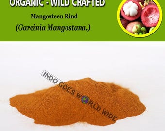 Puede incluir: Primer plano de un montón de polvo de color marrón anaranjado, etiquetado como "Organic - Wild Crafted Mangosteen Rind (Garcinia Mangostana.)" y "INDO GOES WORLD WIDE".