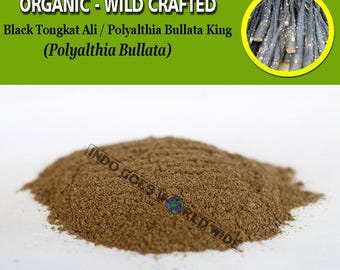 Puede incluir: Primer plano de un montón de polvo marrón, etiquetado como "INDO GOES WORLD WIDE". El texto "ORGANIC - WILD CRAFTED Black Tongkat Ali / Polyalthia Bullata King (Polyalthia Bullata)" es visible en la parte superior de la imagen.