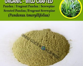 Può includere: Primo piano di un mucchio di polvere verde di Pandanus amaryllifolius, noto anche come pandano profumato. La polvere è biologica e selvatica. Il testo "INDO GOES WORLD WIDE" è visibile nell'angolo in basso a sinistra dell'immagine.