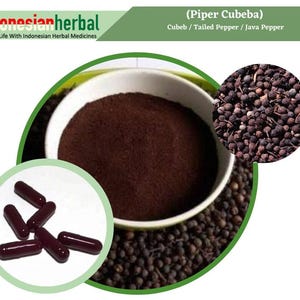 Könnte beinhalten: Braunes Pulver in einer weißen Schüssel, mit einer Nahaufnahme von dunkelbraunen Kapseln und einem Haufen kleiner, dunkelbrauner Pfefferkörner. Der Text (Piper Cubeba) Cubeb / Tailed Pepper / Java Pepper ist oben im Bild sichtbar.