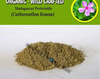 Puede incluir: Un montón de polvo finamente molido, de color marrón claro, probablemente un producto herbal, se encuentra sobre una superficie blanca. La imagen incluye el texto "ORGANIC - WILD CRAFTED" y "Madagascar Periwinkle (Catharanthus Roseus)". Una imagen circular muestra una flor rosa.