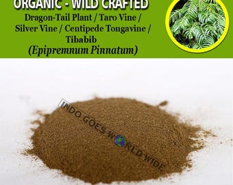 Puede incluir: Un montón de polvo marrón, posiblemente un producto botánico, sobre un fondo blanco. La imagen incluye el texto "ORGANIC - WILD CRAFTED" y enumera nombres de plantas como Dragon-Tail Plant y Taro Vine. También hay una imagen circular de hojas verdes.