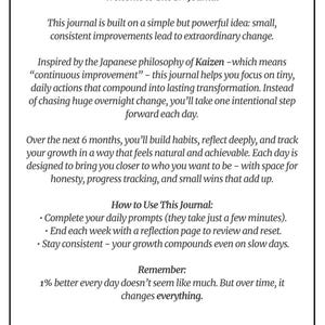Può includere: Un diario bianco intitolato "The 1% Journal" con testo nero. Il testo del diario descrive il concetto di piccoli miglioramenti costanti. Include suggerimenti giornalieri, pagine di riflessione e sottolinea l'impegno costante per la crescita personale.