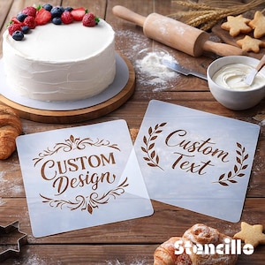 Könnte beinhalten: Ein weißer Kuchen mit Zuckerguss, verziert mit frischen Beeren, steht auf einem Kuchenständer aus Holz. Zwei Schablonen mit den Wörtern "Custom Design" und "Custom Text" sind abgebildet. Ein Nudelholz, eine Schüssel mit Zuckerguss und Backwaren sind ebenfalls zu sehen.