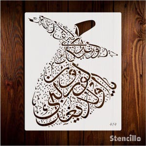 Könnte beinhalten: Eine weiße Schablone mit einem wirbelnden Derwisch-Design und brauner arabischer Kalligraphie. Die Schablone hat die Nummer "414" und das Wort "Stencillo". Der Hintergrund ist eine Holzoberfläche.