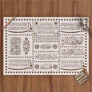 Op de afbeelding: Een rechthoekig sjabloonvel met ingewikkelde Arabische kalligrafie en geometrische patronen in een raster. Het ontwerp bevat meerdere secties met schrift, decoratieve randen en kleine bloemmotieven, allemaal uitgevoerd in donkerbruin op een lichte achtergrond.