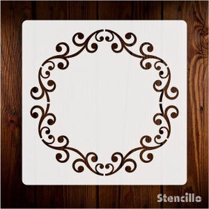 Puede incluir: Una plantilla blanca con un diseño floral circular decorativo. El diseño está formado por espirales y bucles.